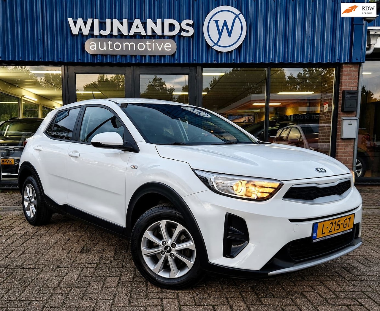 Kia Stonic - 1.2 MPi PlusLine Navigator Stoel/Stuurvw Bluetooth - AutoWereld.nl