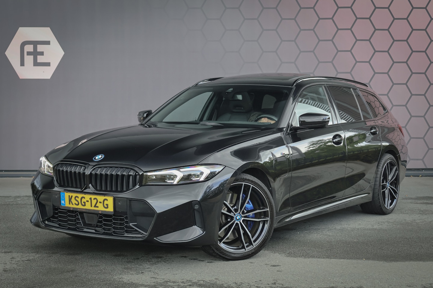 BMW 3-serie Touring - 330e xDrive ADAPTIVE CRUISE | STOELVERWARMING | CAMERA | M STOELEN | PANO | HEAD UP | MEMO - AutoWereld.nl
