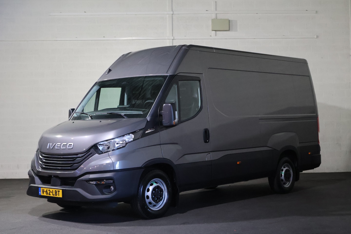 Iveco Daily - 35S18 Hi-Matic L2 H2 Airco Navigatie Trekhaak Digitaal Dashboard - AutoWereld.nl