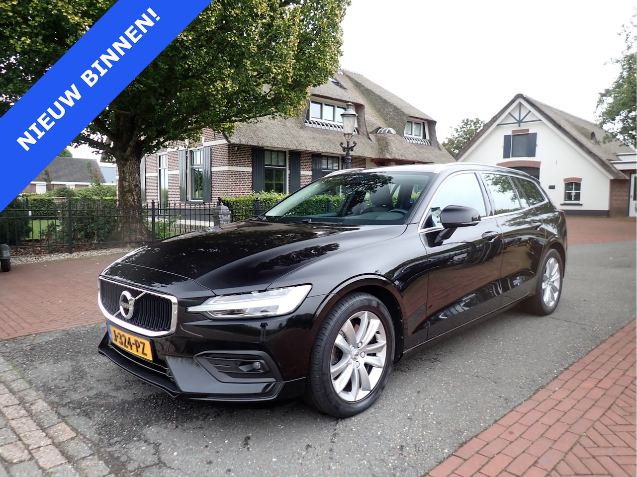 Volvo V60 - 2.0 B3 Momentun ACC / CARPLAY / CAMERA / STOEL + STUUR VERWARMING / KEYLESS - AutoWereld.nl
