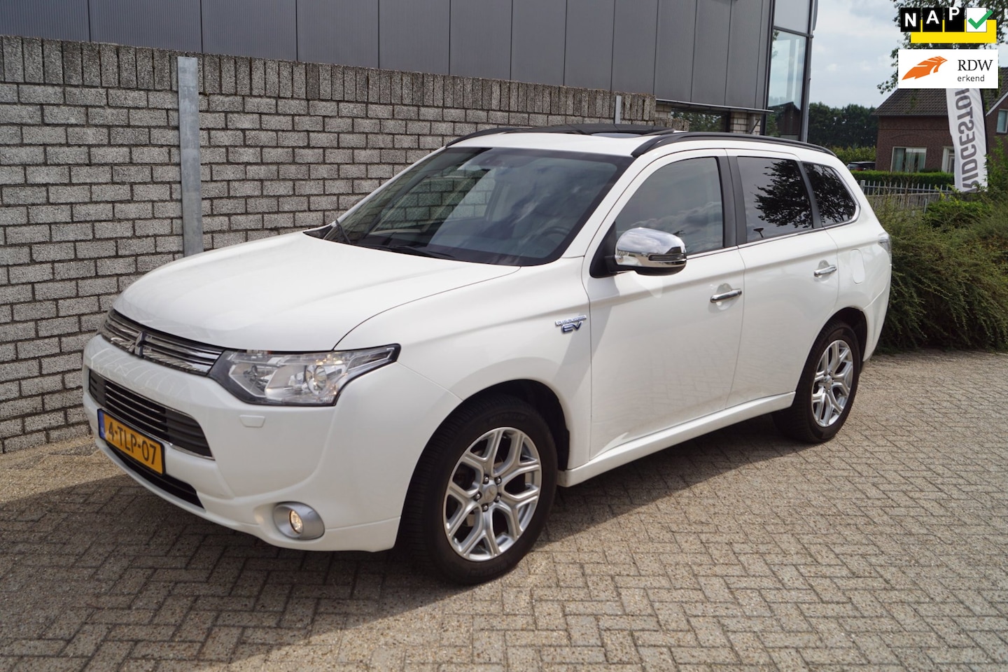 Mitsubishi Outlander - 2.0 PHEV Instyle Org Ned Auto Leder Xenon Schuifdak Afn Trekhaak Clima Navi Stoelverwarmin - AutoWereld.nl