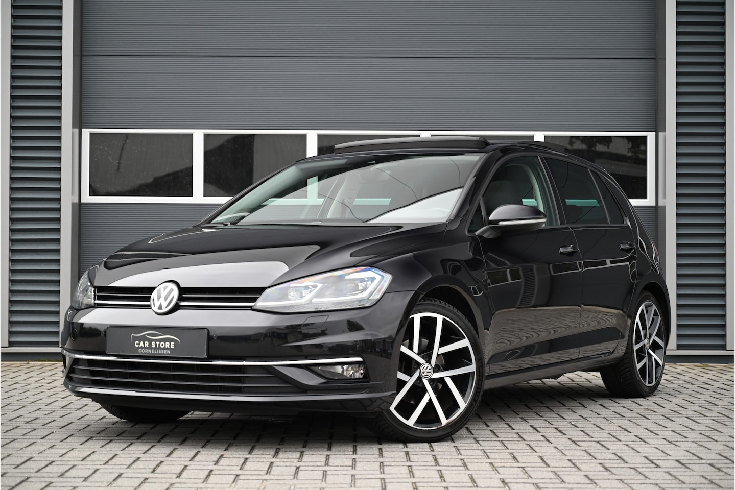 Volkswagen Golf - 1.4 TSI HIGHLINE / PANO / VIRTUAL COCKPIT / LED MATRIX / CAMERA / MASSAGE / ACC / LANE ASS - AutoWereld.nl