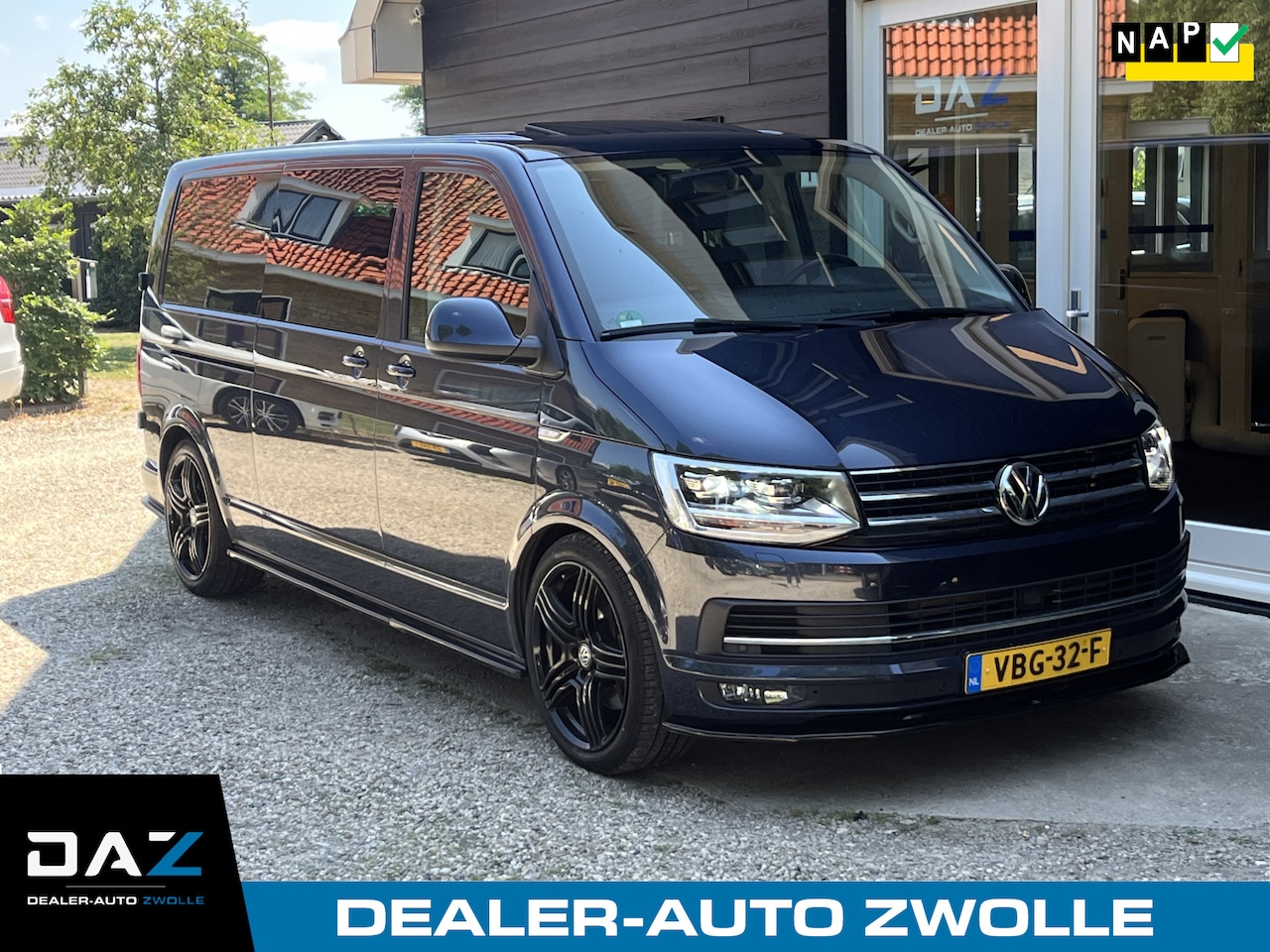 Volkswagen Transporter - 2.0 TDI L2H1 DC Highline 204PK/Aut/Ecc/Navi/2x Schuifdeur - AutoWereld.nl