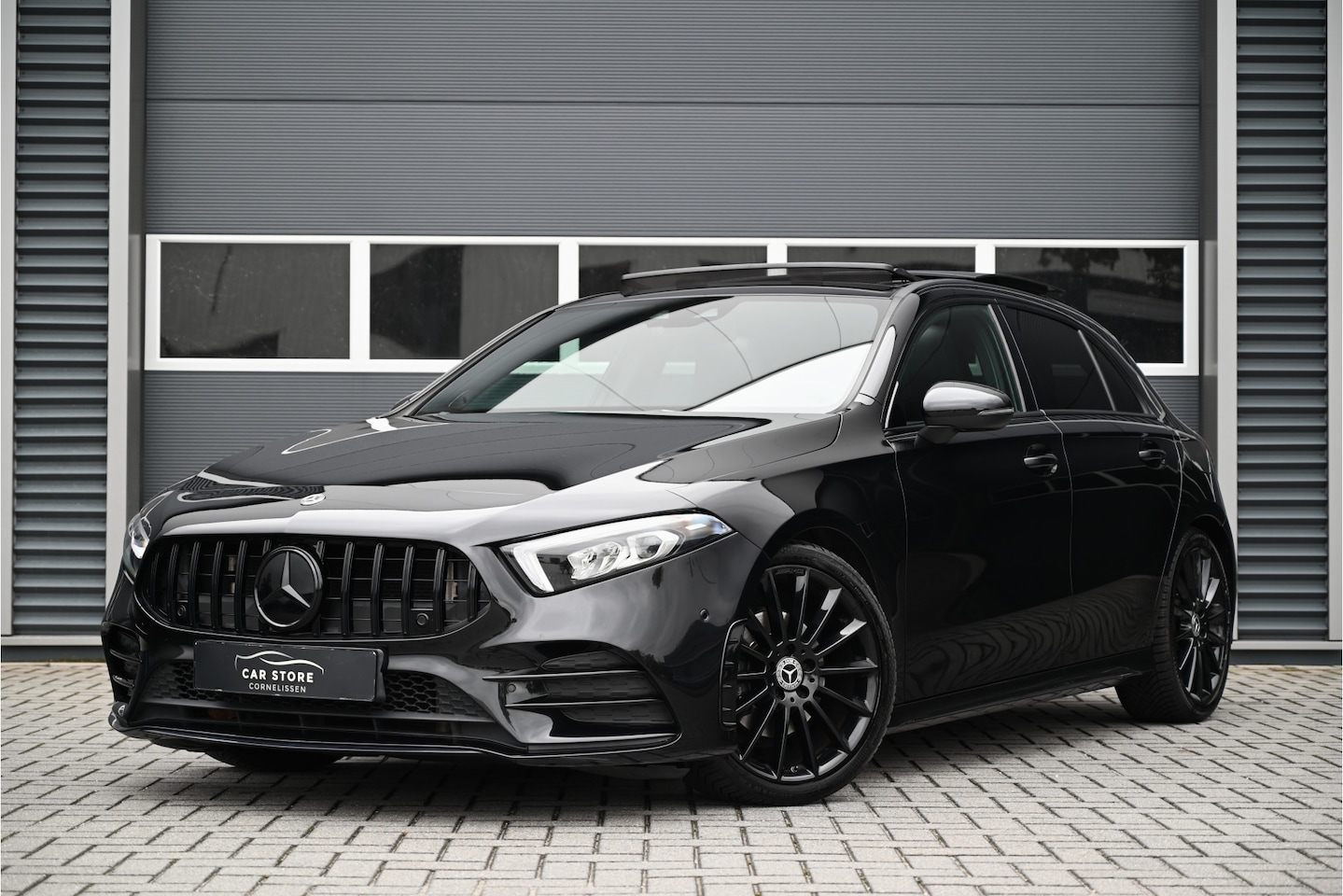 Mercedes-Benz A-klasse - 200 AMG / PANO / NIGHT / SFEERVERLICHTING / WIDESCREEN / CAMERA / LED / 19" - AutoWereld.nl