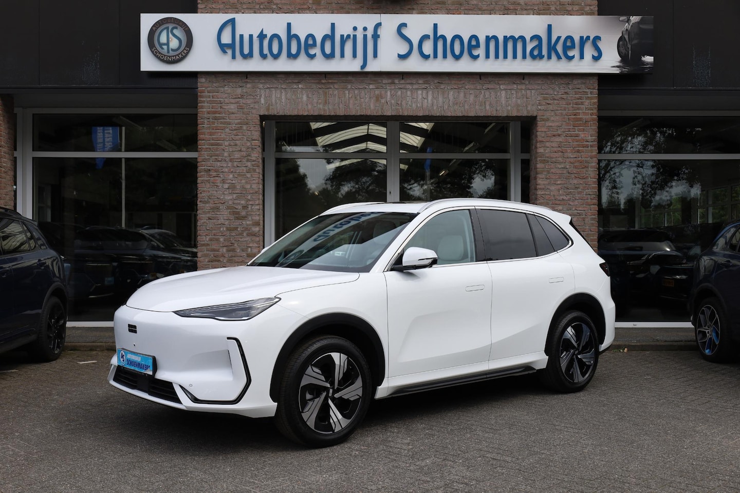 Geely E5 - Max+ 68 kWh WIT-LEDER! 475KM-RIJBEREIK PANO MASSAGE SFEERVERLICHTING LEER STOELVENTILATIE/ - AutoWereld.nl