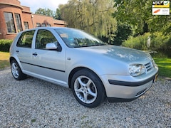 Volkswagen Golf - 1.4-16V lekt olie voor handige monteur