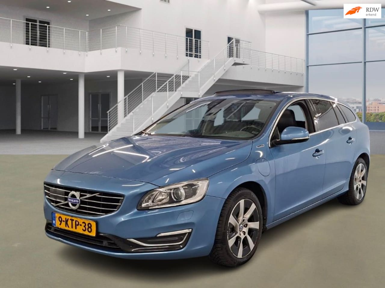 Volvo V60 - 2.4 D6 AWD Plug-In Hybrid Summum PANO LEDER NAVI PSENSOR CRUISE TREKHAAK 2 X SLEUTELS - AutoWereld.nl
