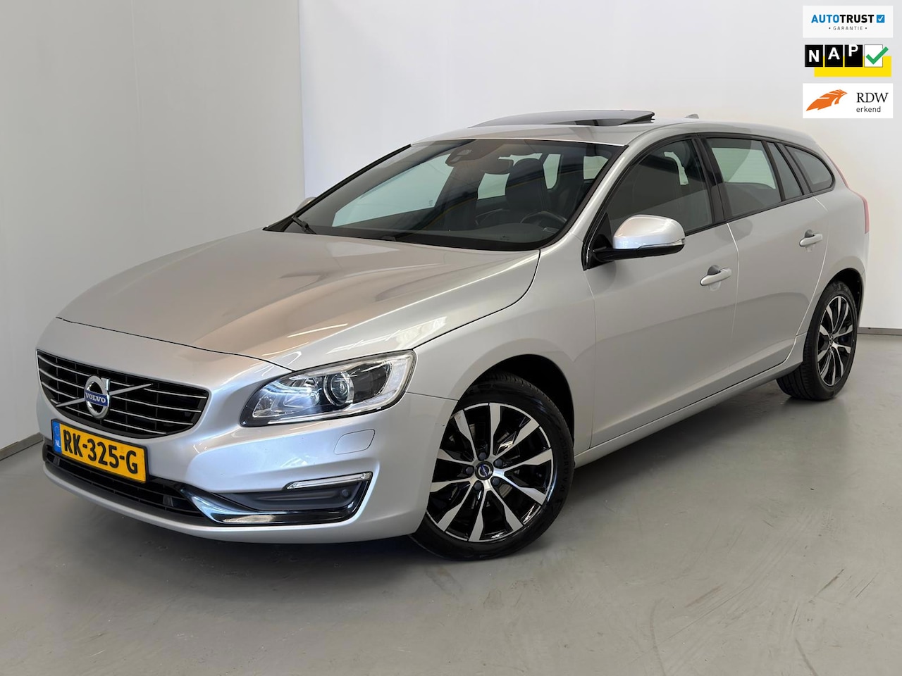 Volvo V60 - 2.0 D3 Polar+ Dynamic / 1e eig. / NL-auto / Schuifdak - AutoWereld.nl