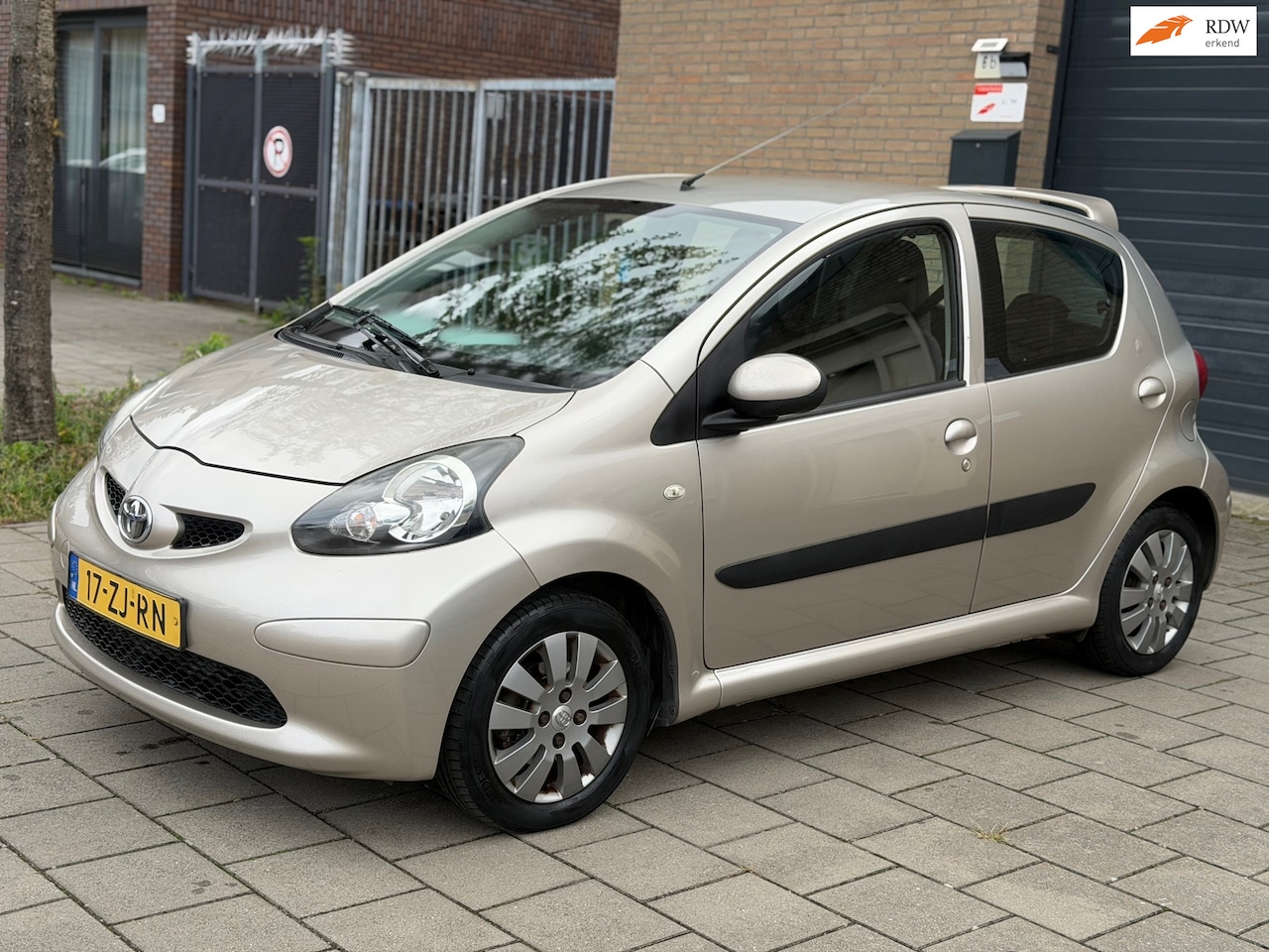 Toyota Aygo - 1.0-12V + Apk Airco Leder Elektrisch pakket - AutoWereld.nl