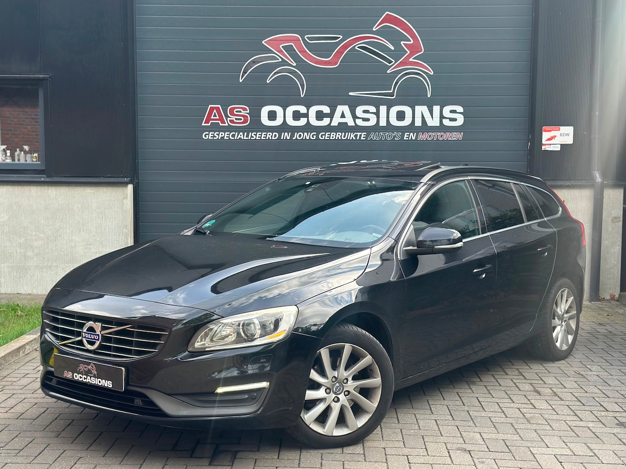 Volvo V60 - 2.0 D4 Pano - Cruise - Airco - Trekhaak - AutoWereld.nl