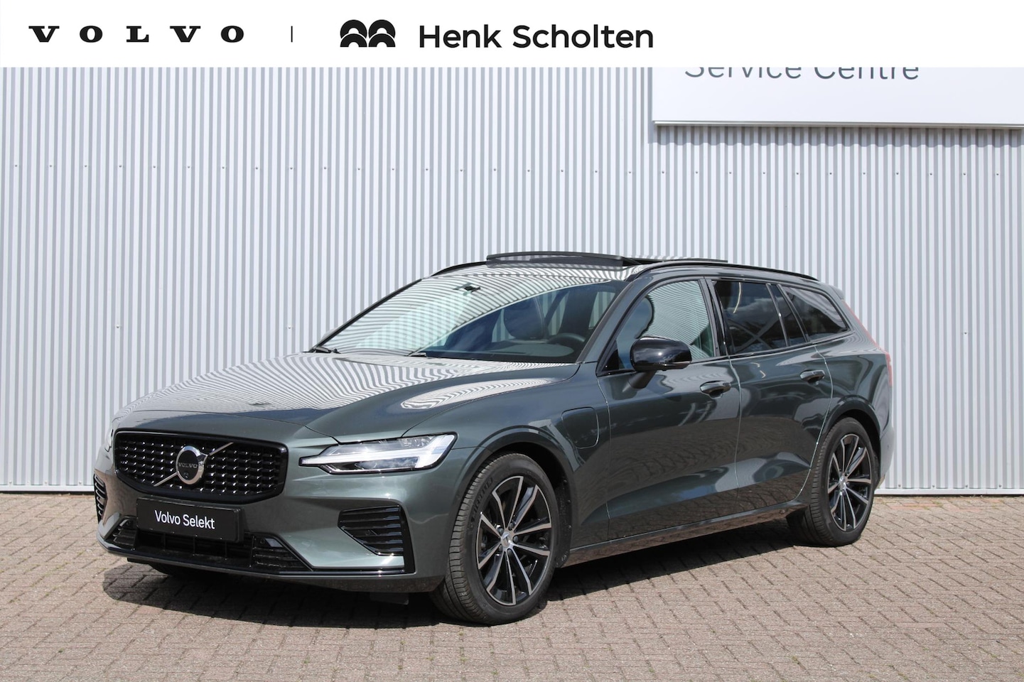Volvo V60 - T8 Plug-in hybrid AWD Plus Dark | Trekhaak | Panoramadak | Verwarmbare voorstoelen, achter - AutoWereld.nl