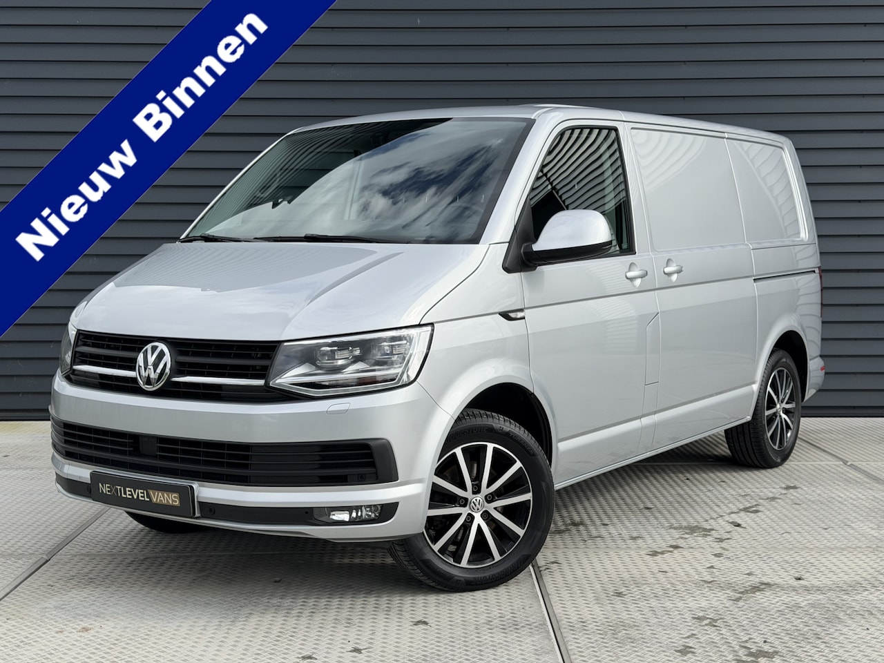Volkswagen Transporter - 2.0 TDI L1H1 Highline 150 PK | Automaat | Nav | Camera | Leder | Trekhaak - AutoWereld.nl