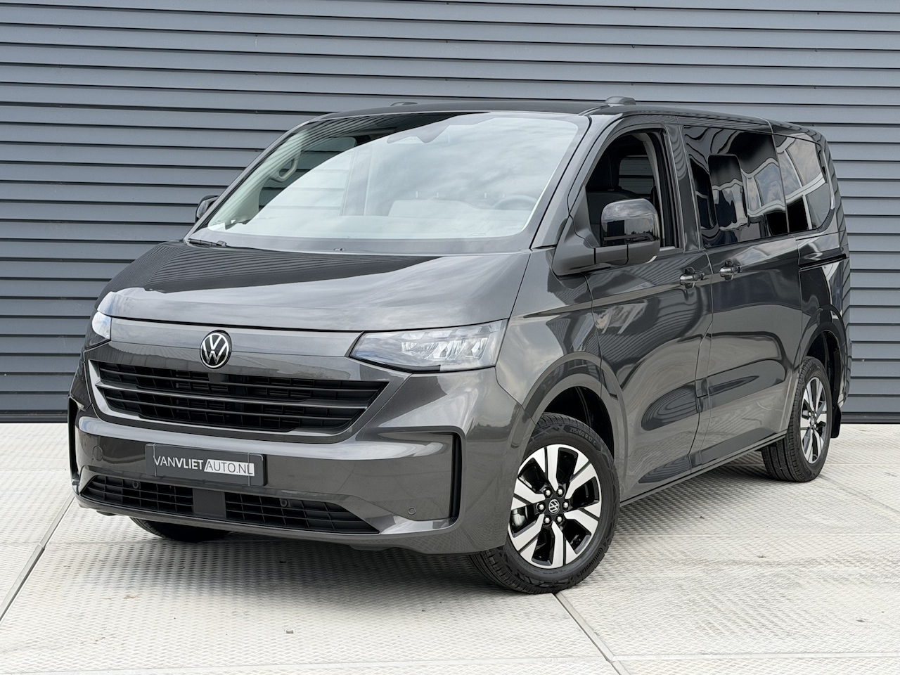 Volkswagen e-Transporter Caravelle - T7 32 L1H1 Life 64 kwh 218 PK 9 PRS - AutoWereld.nl