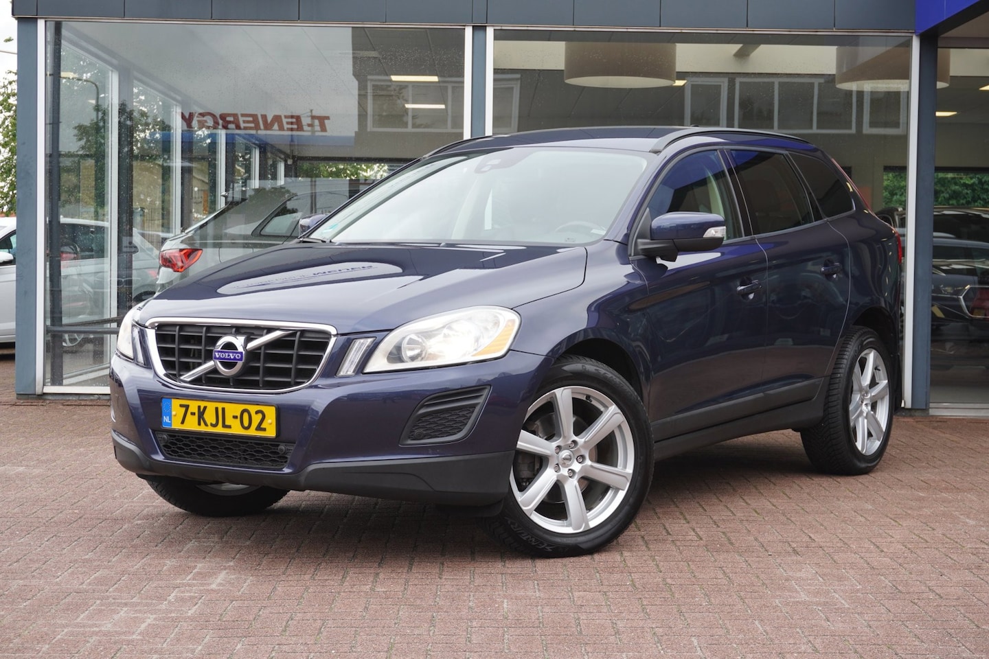 Volvo XC60 - 2.0 D4 Kinetic Automaat | Airco | Navigatie | Trekhaak | Vol opties | LM velgen | Inruil m - AutoWereld.nl