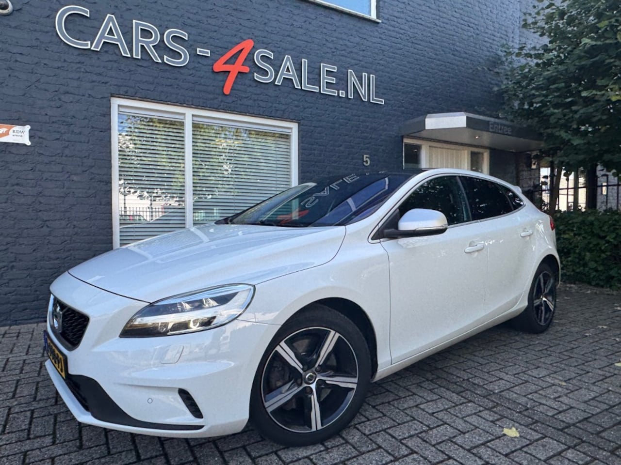 Volvo V40 - 2.0 T4 Aut. R-Design 190pk + LED + 1/2 Leder + Camera + Panorma + D-glas - Uniek - AutoWereld.nl