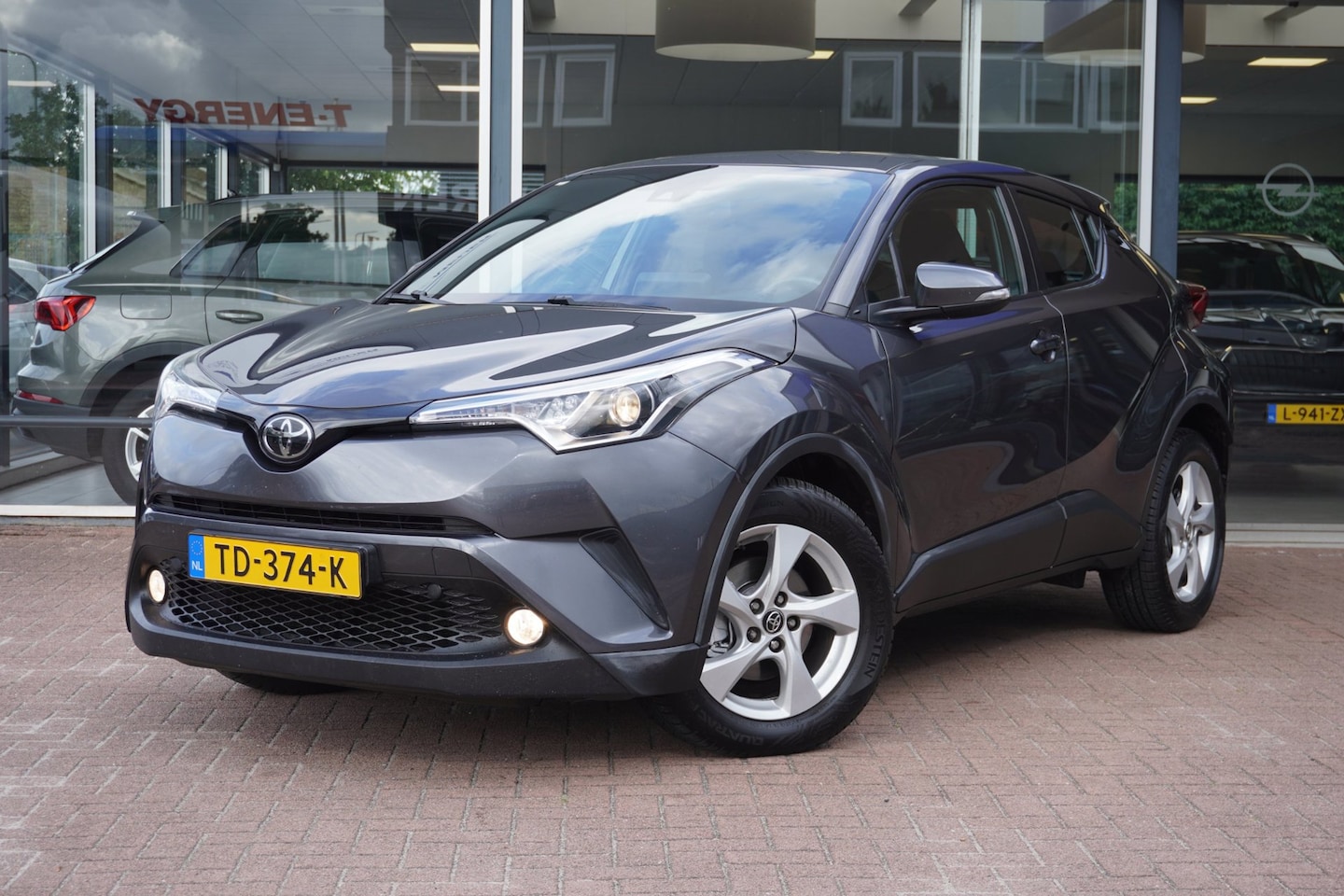 Toyota C-HR - 1.2 Urban | Handgeschakeld | Navigatie | Airco | Elek. Pakket | LM velgen | Inruil mogelij - AutoWereld.nl