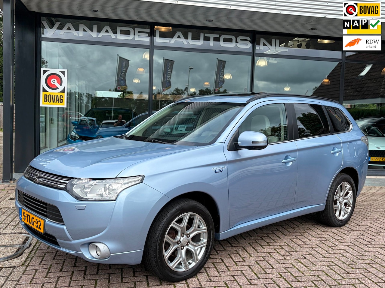 Mitsubishi Outlander - 2.0 PHEV Instyle Aut. 4WD Schuifdak Leer Navi Camera Trekhaak NL-Auto NAP! - AutoWereld.nl