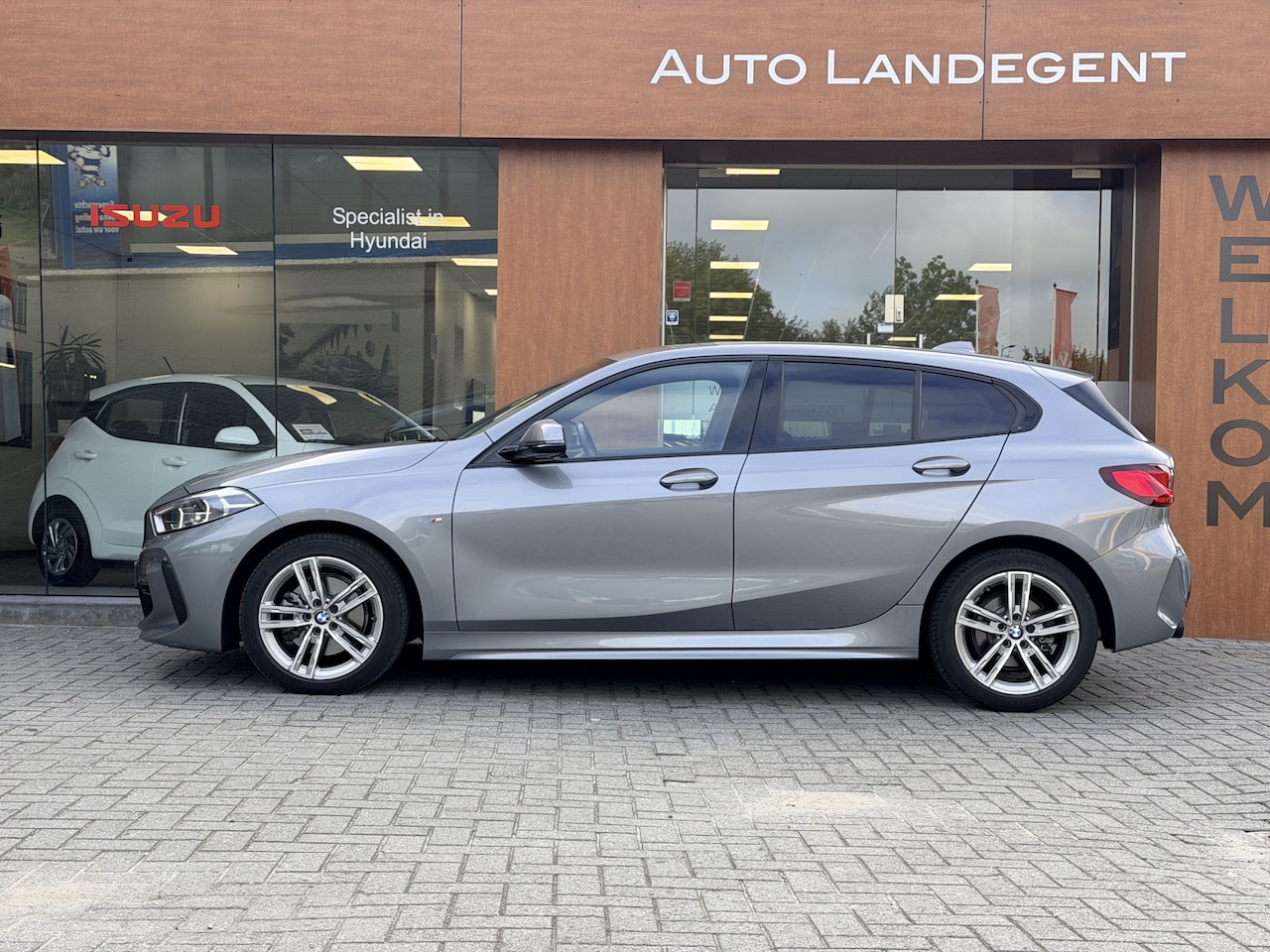 BMW 1-serie - 118i M-Sport | Carplay | Parkeer sensoren | DAB | Cruise control | Climate control - AutoWereld.nl