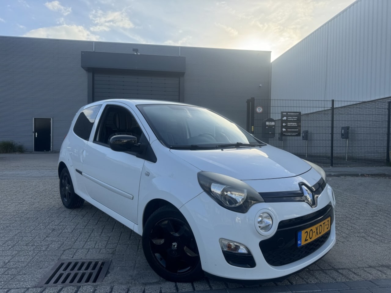 Renault Twingo - 1.2 Airco Cruise Velgen Fris 110DKM! Facelift - AutoWereld.nl