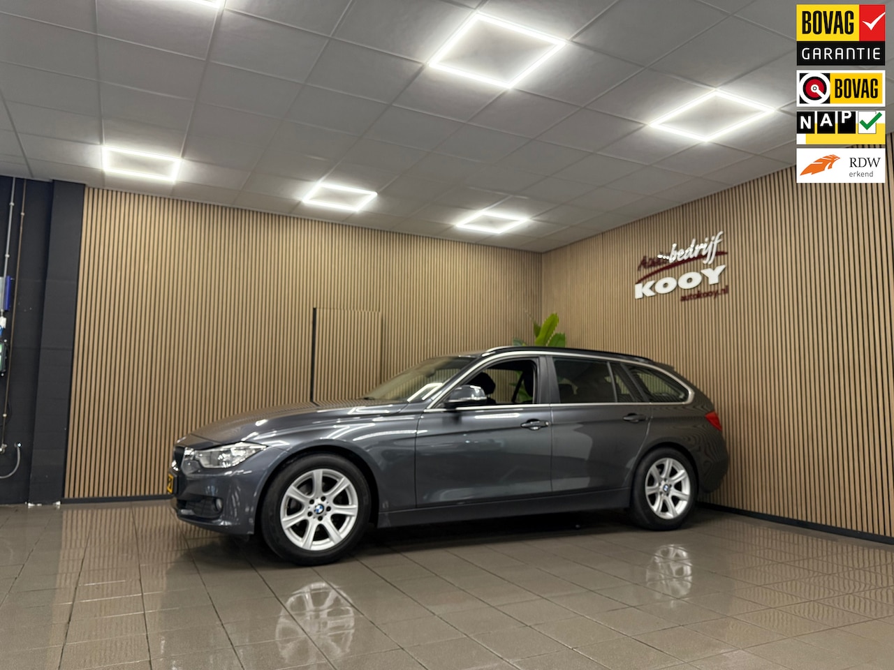 BMW 3-serie Touring - 316i Executive * Automaat / Trekhaak / Navigatie / Cruise control / NL Auto * - AutoWereld.nl