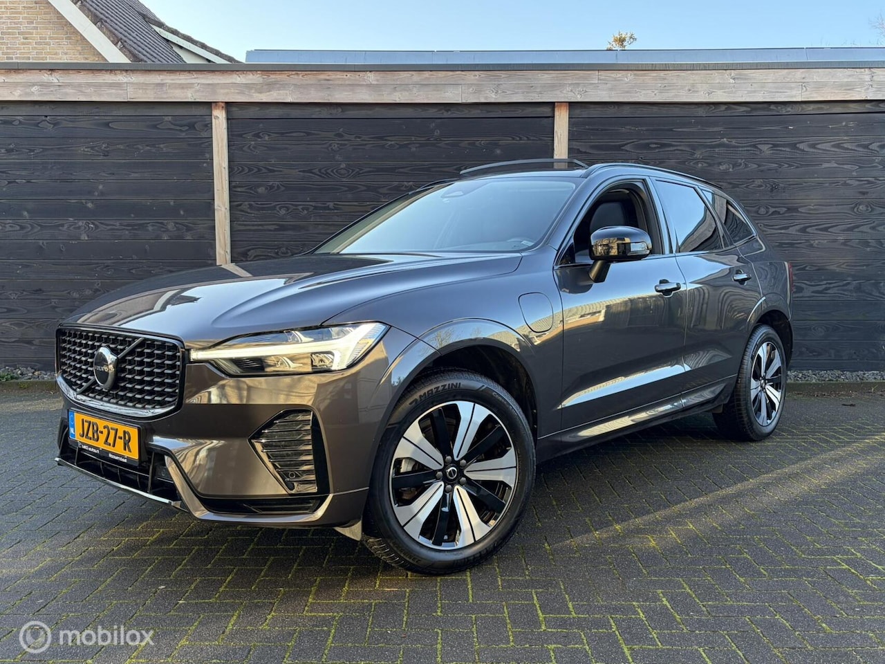 Volvo XC60 - 2.0 T6 Plug-in hybrid AWD 350 PK Plus Dark Trekhaak / Open Dak / Vol leder - AutoWereld.nl