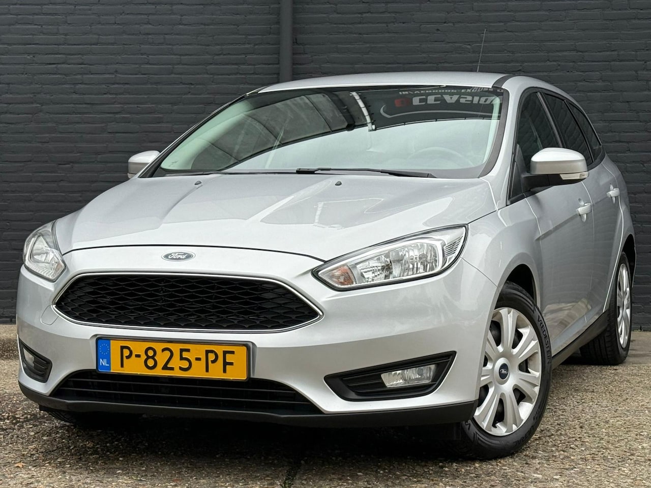 Ford Focus Wagon - 1.5 Titanium Edition NAVI|AIRCO|TREKHAAK|STOELVER|NWE D-RIEM - AutoWereld.nl