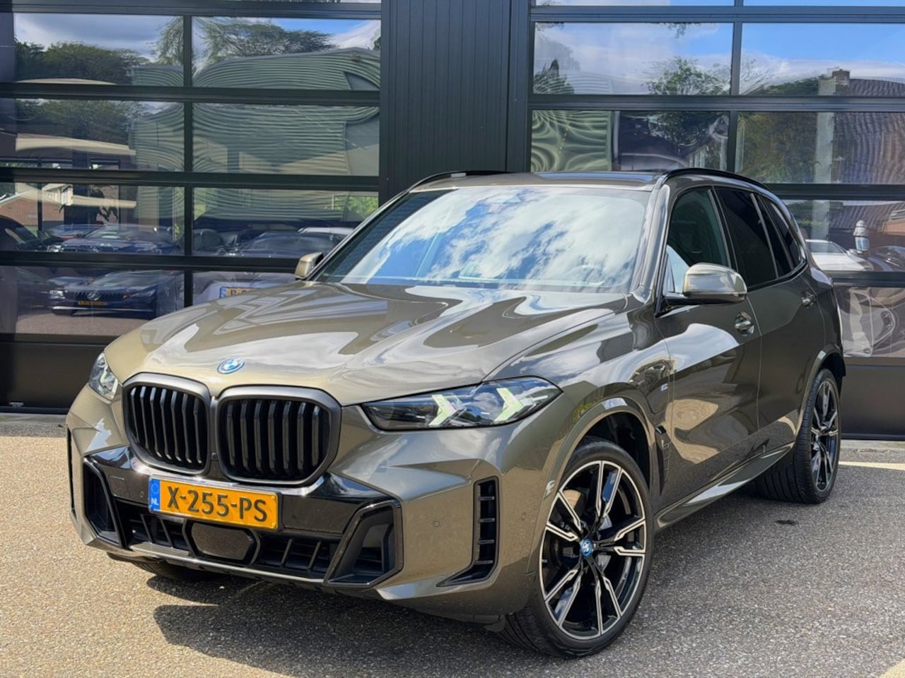BMW X5 - XDrive50e M-Sport Individual Manhattan Metallic 22' - AutoWereld.nl