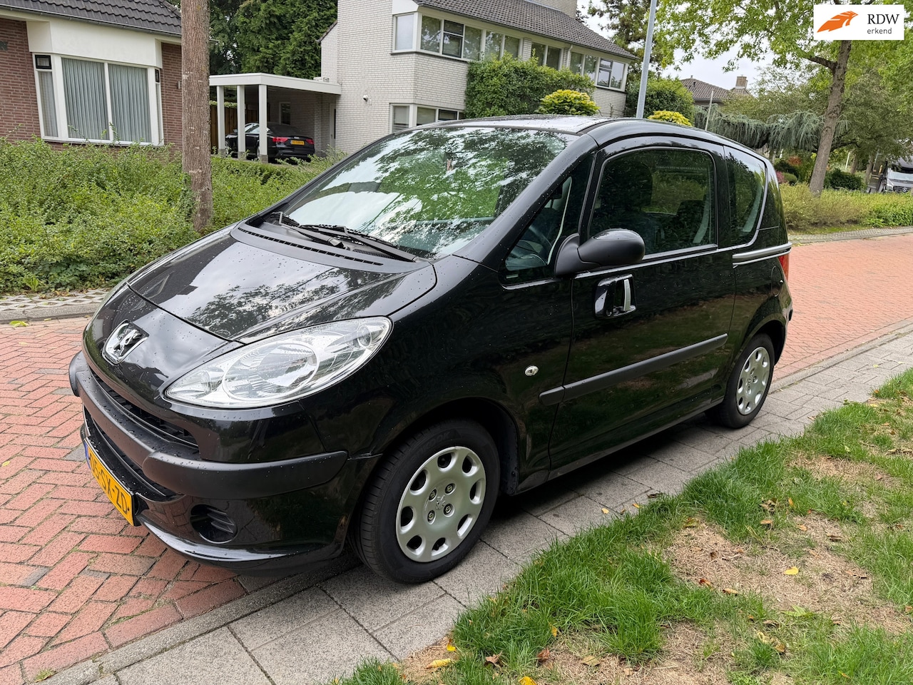 Peugeot 1007 - 1.4 Sesam Urban 1.4 Sesam Urban, Dealer onderhouden, Nieuwe APK mogelijk. - AutoWereld.nl