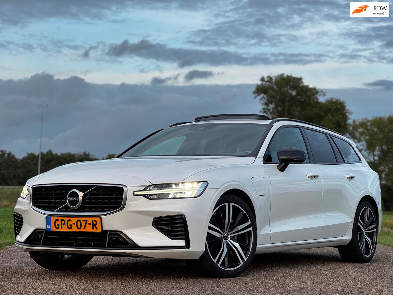 Volvo V60 - 2.0 T8 Twin Engine AWD Inscription|VOL VOL VOL Foto’s volgen - AutoWereld.nl