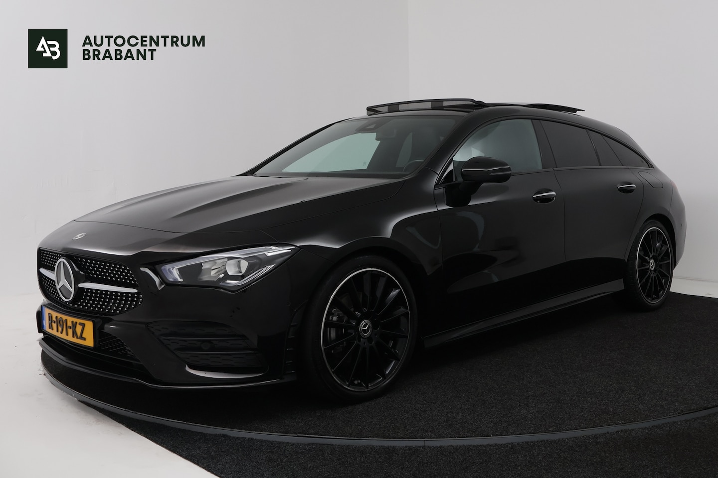 Mercedes-Benz CLA-klasse Shooting Brake - 180 AMG Line (PANORAMADAK, SFEERVERLICHTING, STOELVERWARMING, CAMERA) - AutoWereld.nl