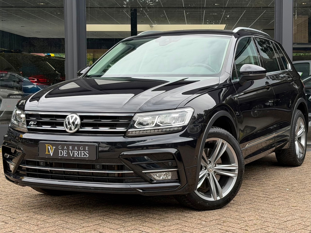 Volkswagen Tiguan - 1.5 TSI ACT R-Line DSG ACC Lane Camera Elektrische Trekhaak Garantie - AutoWereld.nl