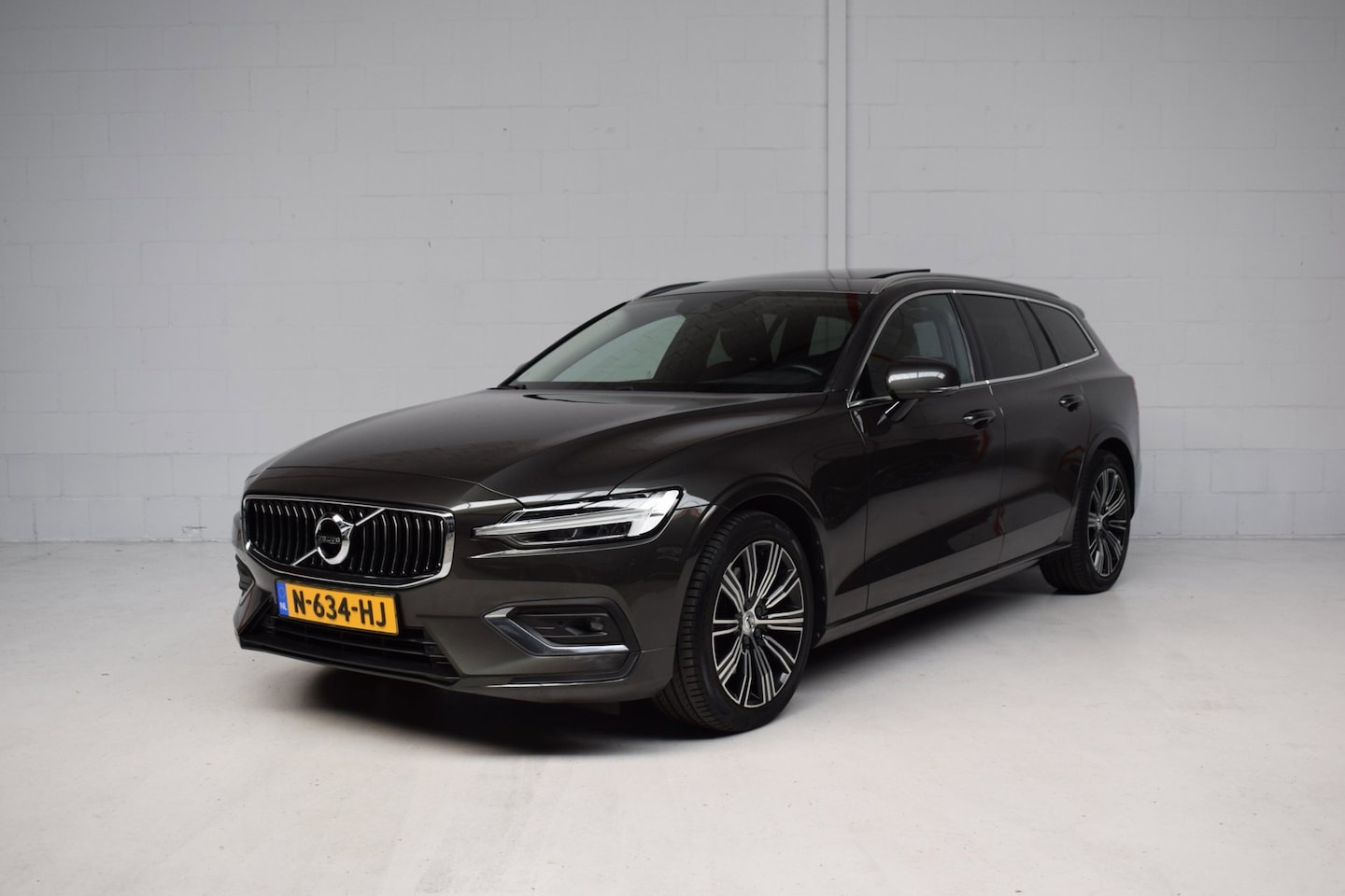 Volvo V60 - 2.0 B3 163PK AUT LEER / PANORAMADAK / EL.TREKHAAK / CARPLAY / ADAPT.CRUISE / BLISS / ON- C - AutoWereld.nl