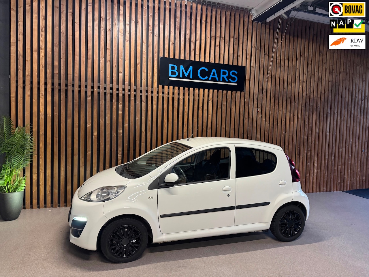 Peugeot 107 - 1.0 Active Airco,2e eig, Led, Toerenteller - AutoWereld.nl