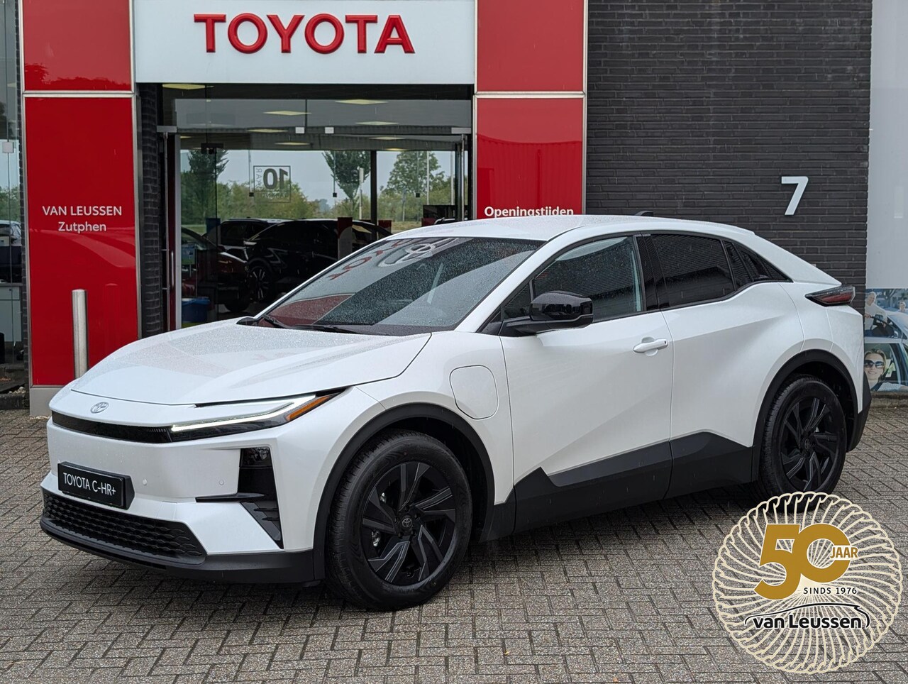 Toyota C-HR - First Edition 77 kWh NIEUW & DIRECT LEVERBAAR! STOEL/STUURWIELVERWARMING WARMTEPOMP PDC VO - AutoWereld.nl