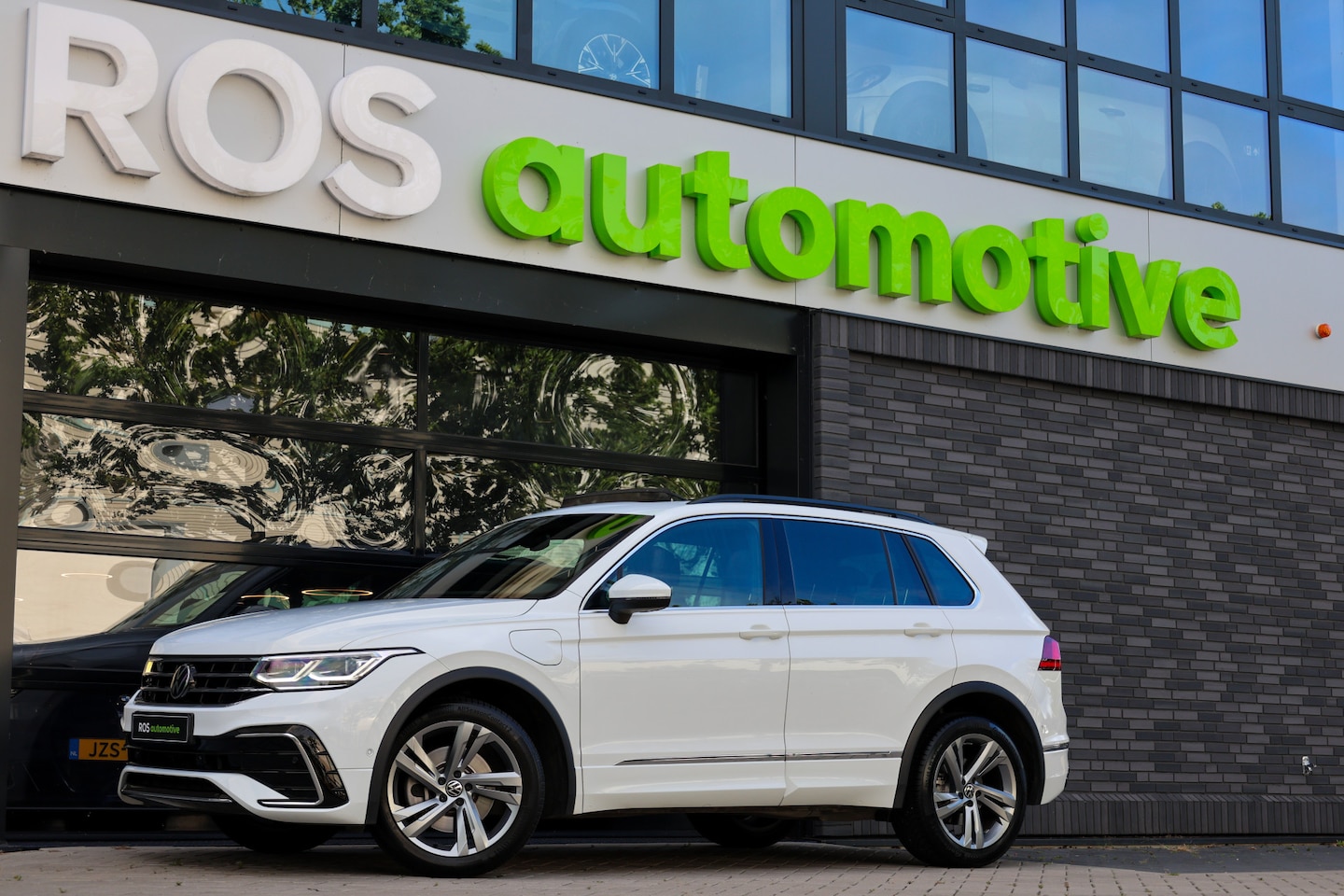 Volkswagen Tiguan - 1.4 TSI eHybrid R-Line Business | BTW | PANORAMADAK | IQ-LIGHT | KEYLESS | ACC | ELEK KOFF - AutoWereld.nl