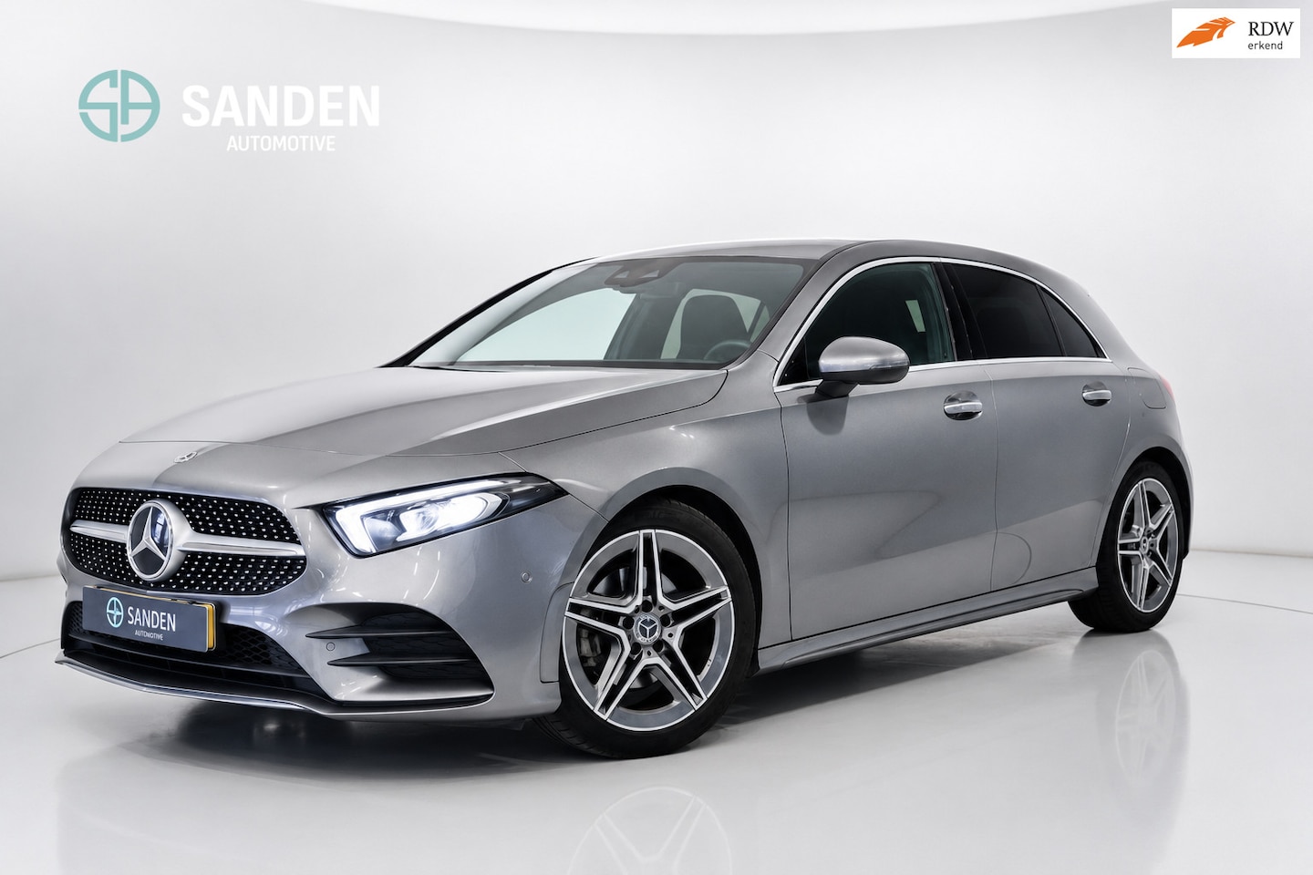 Mercedes-Benz A-klasse - 180 AMG Line|LED|Sfeerverlichting|Navi|Applecarplay|Camera|Sportstoelen|18inch - AutoWereld.nl