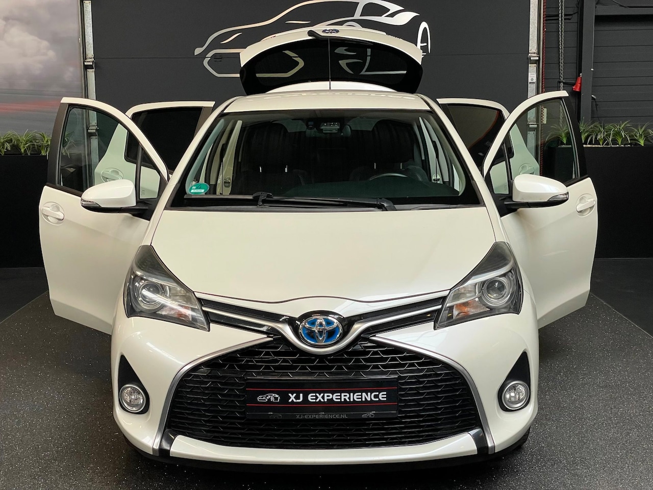Toyota Yaris - 1.5 Hybrid Dynamic Bi-Tone Cruise ,Stoel verw, Navigatie & Camera - AutoWereld.nl
