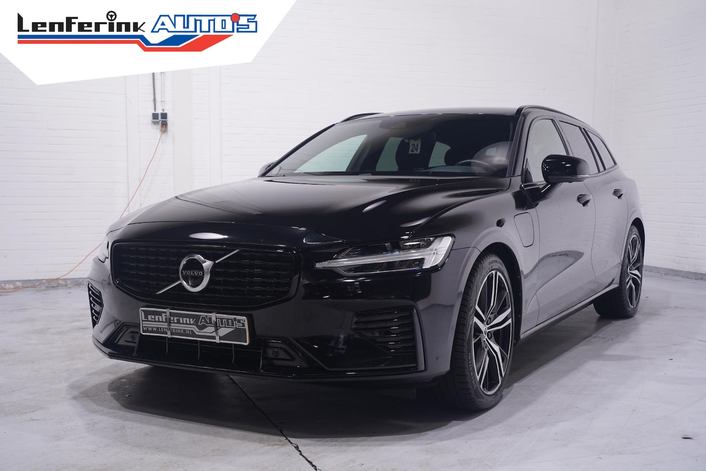 Volvo V60 - 2.0 T6 Recharge AWD R-Design SOH 90% Black-line private-glas Navigatie electr achterklep a - AutoWereld.nl
