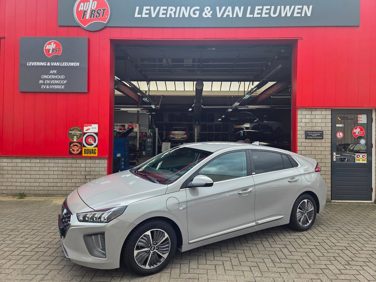Hyundai IONIQ - 1.6 GDi PHEV Comfort Parkeersensoren achter/ Stoel en stuurverwarming/ Navigatie/ Camera/ - AutoWereld.nl