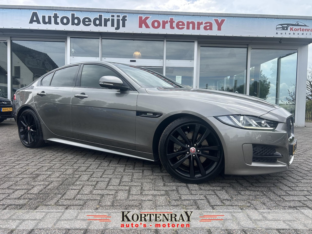 Jaguar XE - 2.0 Portfolio R Sport Black Pack/automaat/ Bomvol opties/Speciale kleurstelling/Nieuwstaat - AutoWereld.nl