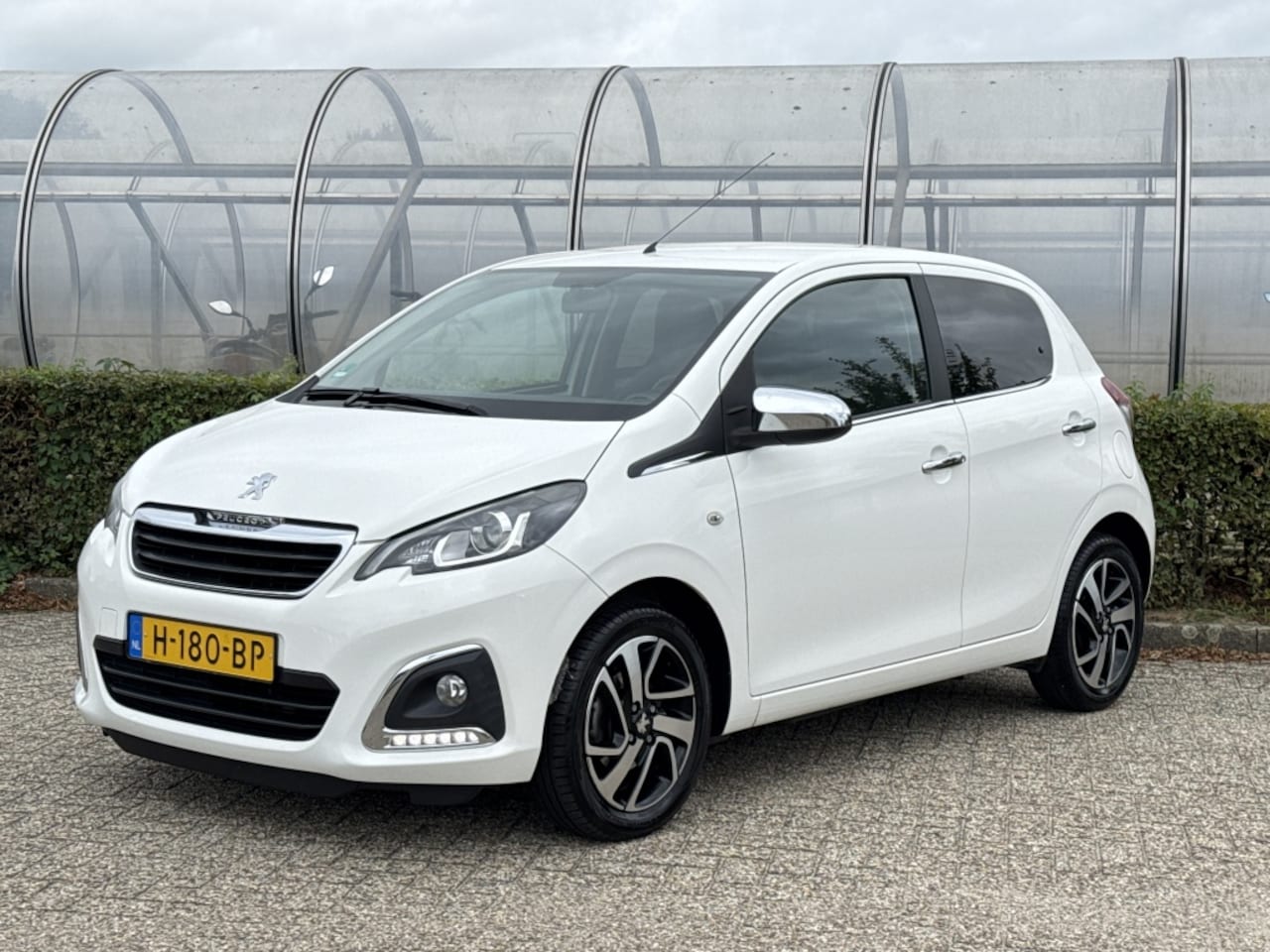 Peugeot 108 - 1.0 e-VTi 72pk 5-drs Allure *camera, touchscreen, lmv* - AutoWereld.nl