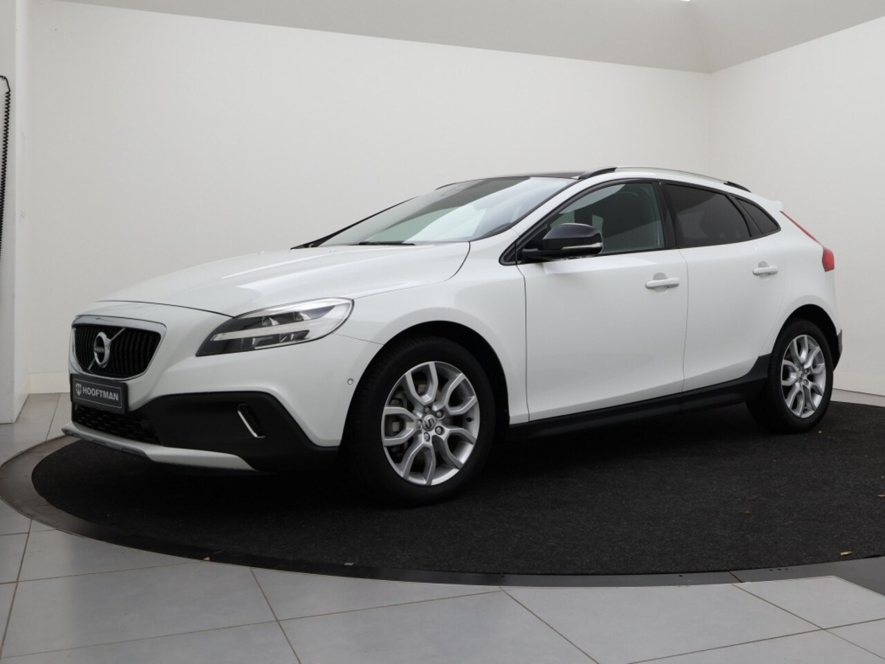 Volvo V40 Cross Country - T3 AUT(6) POLAR+ LUXURY LEDER PANORAMADAK HARMAN KARDON DAB+ - AutoWereld.nl