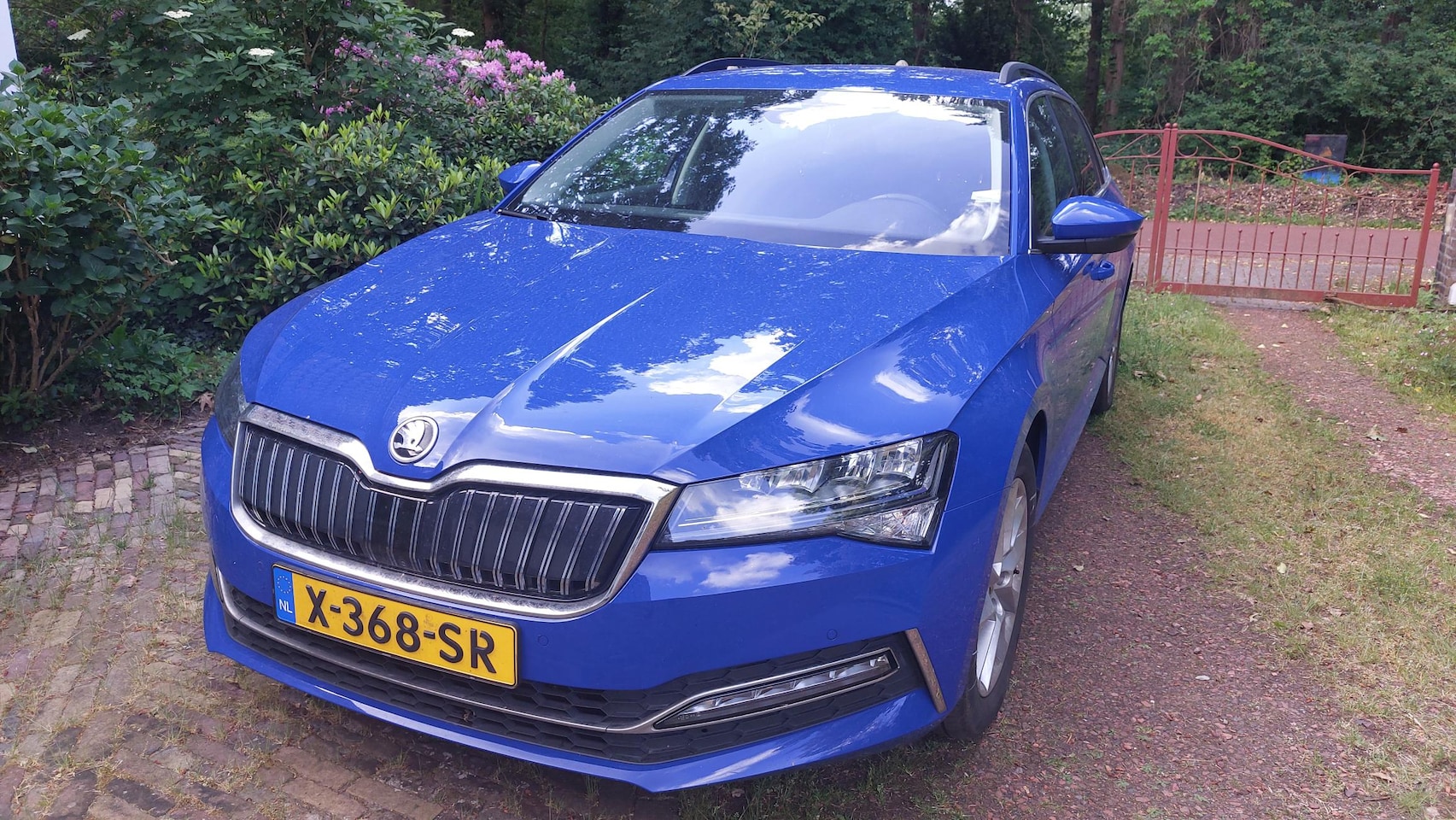 Skoda Superb Combi - 1.4 TSI iV Business Edition Met inklapbare trekhaak en winterbanden op lichtmetalen velg - AutoWereld.nl