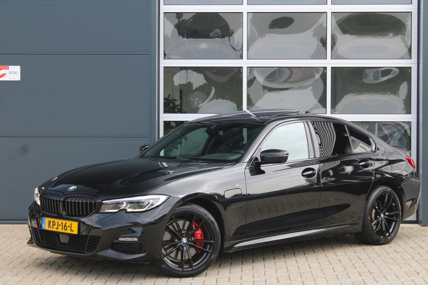 BMW 3-serie - 330e M-Sport Shadow | Pano | Laser | Memory | HUD | 360 | ACC - AutoWereld.nl
