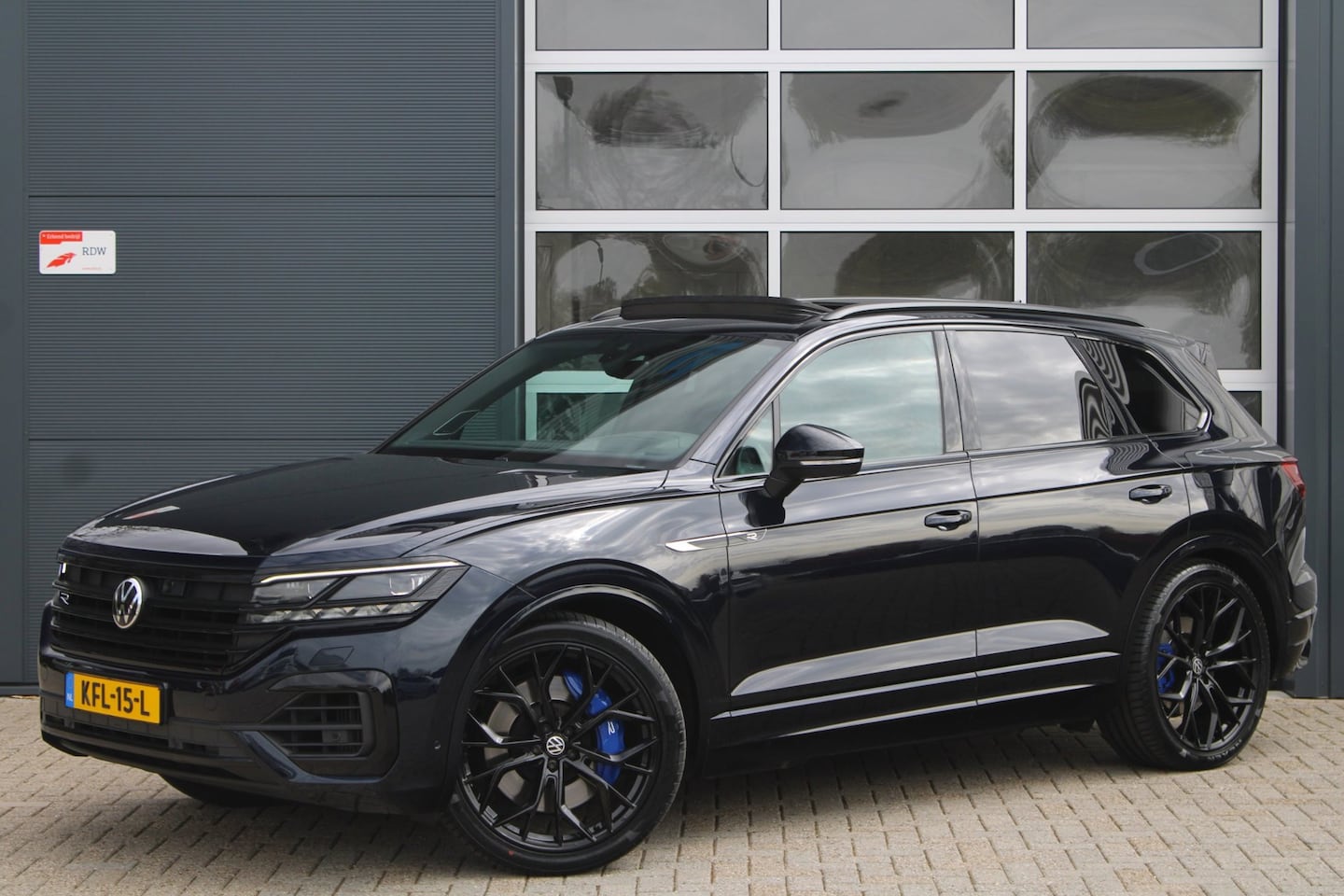 Volkswagen Touareg - 3.0 TSi eHybrid 462pk 4MOTION R | Pano | HUD | Luchtvering | Massage | Elek. trekhaak - AutoWereld.nl