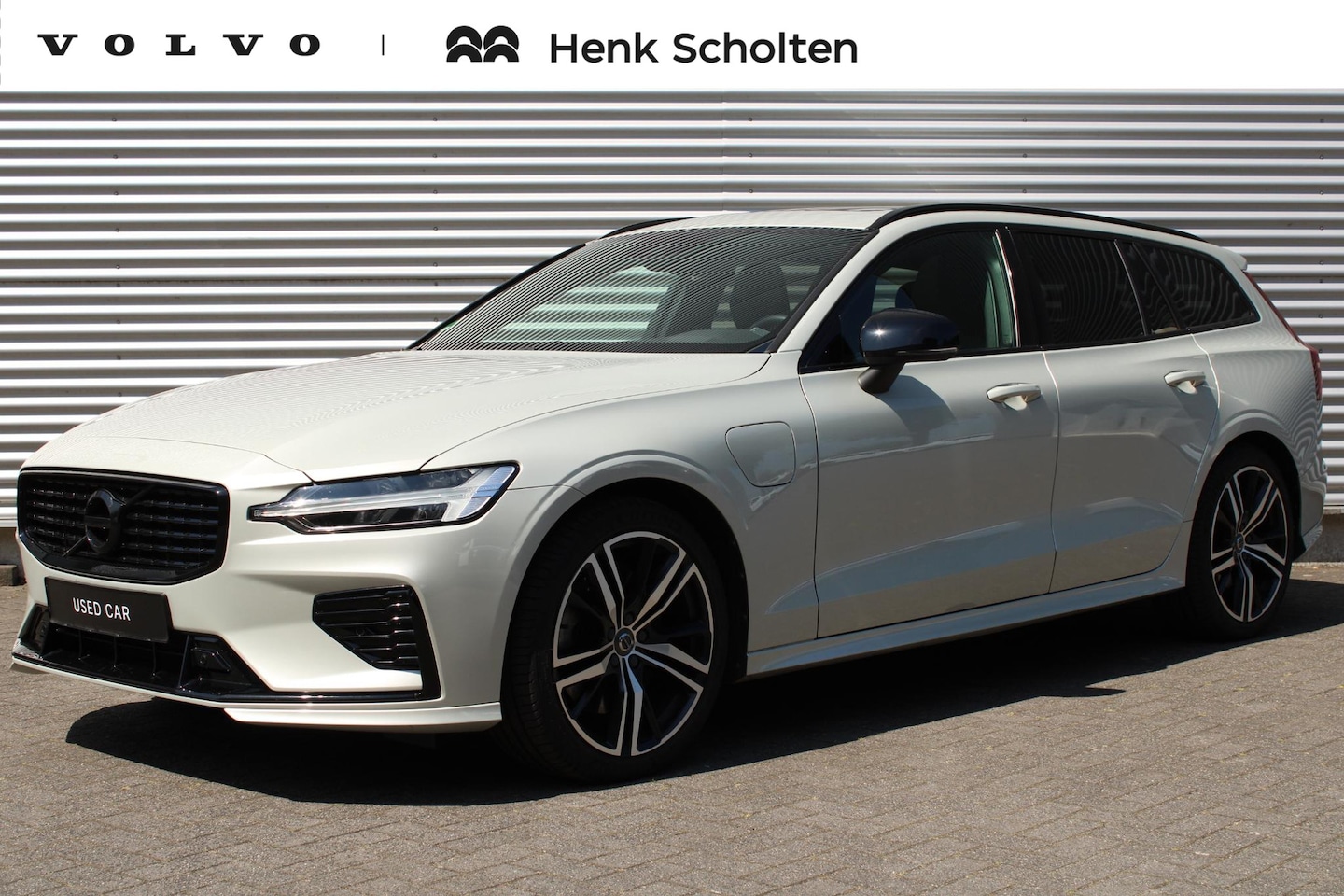 Volvo V60 - T6 Automaat Plug-in hybrid AWD Plus Dark | Birch Light Metallic | Panoramadak | Elektrisch - AutoWereld.nl