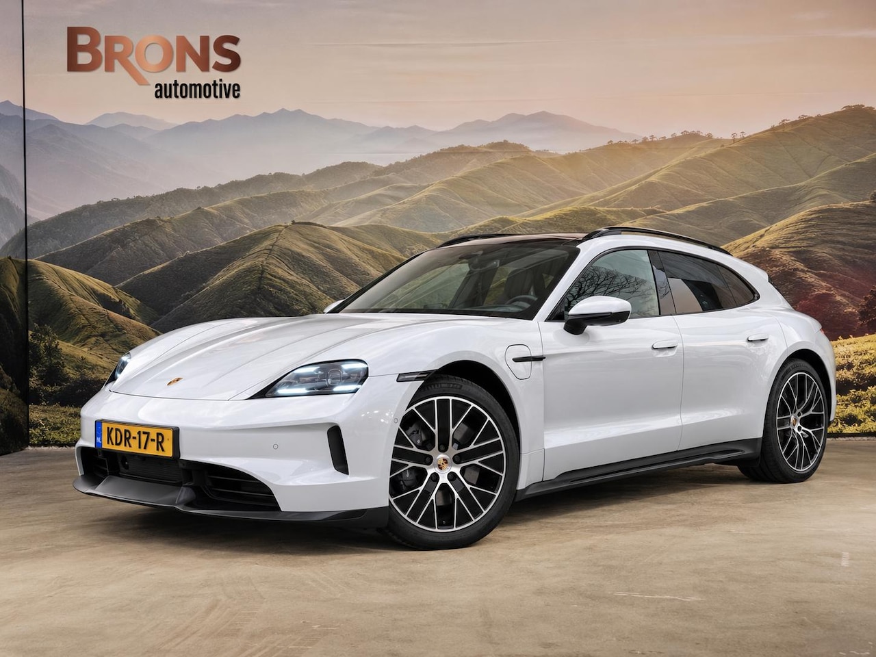 Porsche Taycan Sport Turismo - Black Edition 105 kWh luchtvering l Pano l Massage l bijrijders scherm - AutoWereld.nl