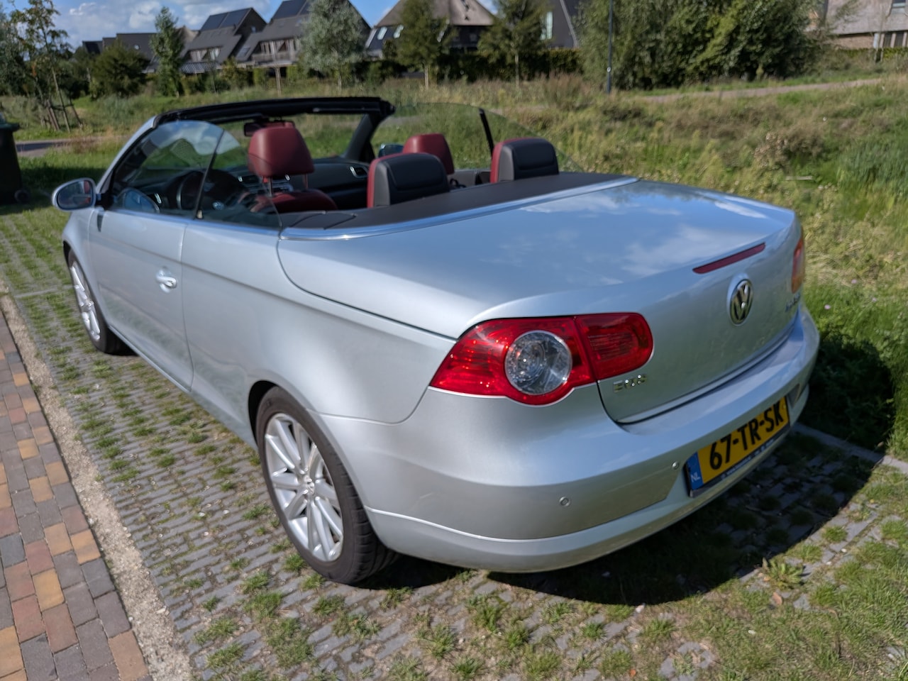 Volkswagen Eos - 2.0-16v FSI Zilvergrijs met dieprode lederen bekleding - AutoWereld.nl