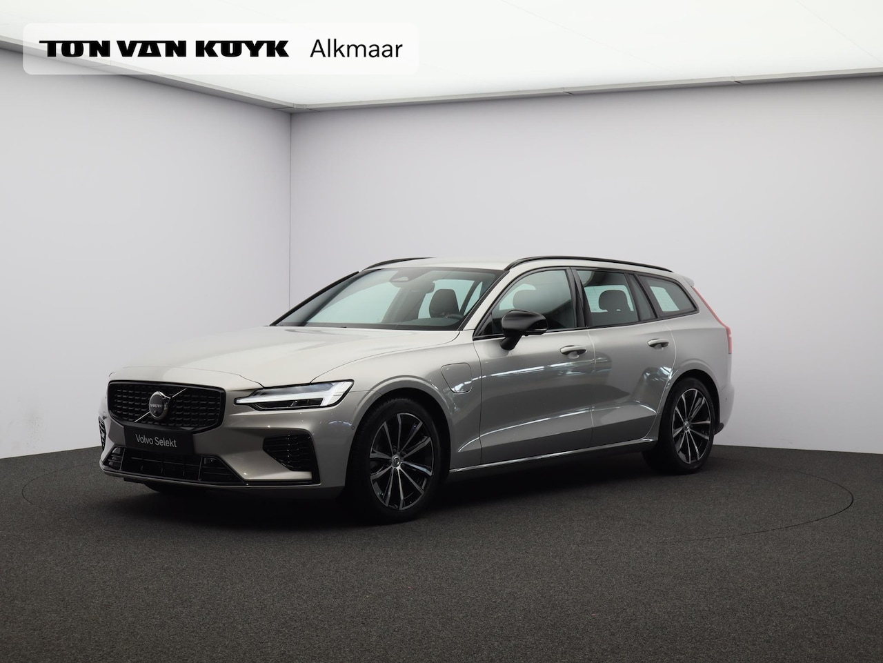 Volvo V60 - T6 AWD Plug-in hybrid AWD Plus Dark Stoel verwarming / Trekhaak / Cruise control / Memory - AutoWereld.nl