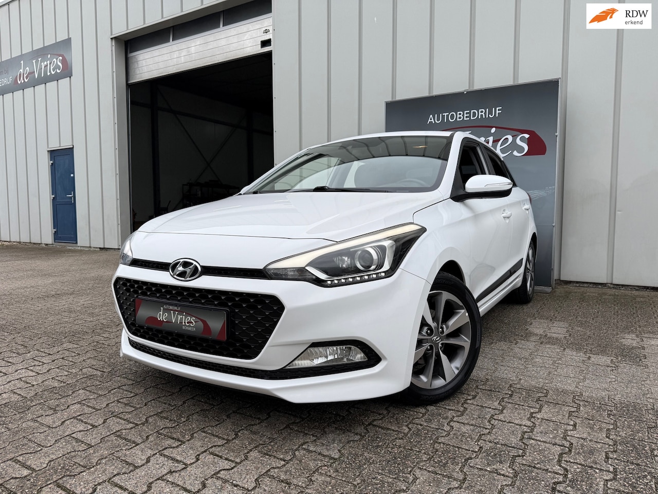 Hyundai i20 - 1.4 i-Motion Premium / Airco / Cruise control / Stoelverw. / Stuurverw. / Lane Assist - AutoWereld.nl